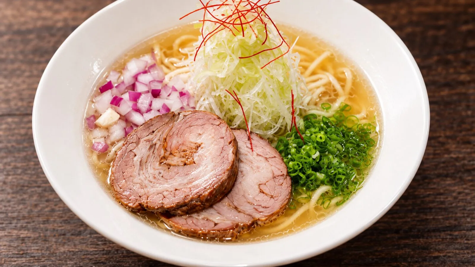Tô ramen nước lèo trong với thịt xá xíu và hành