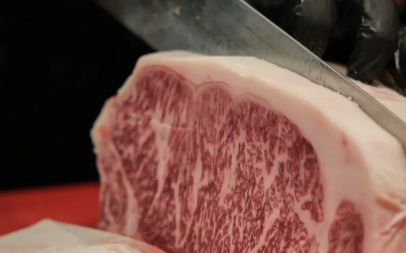 Cận cảnh khối bò Wagyu vân mỡ được thái