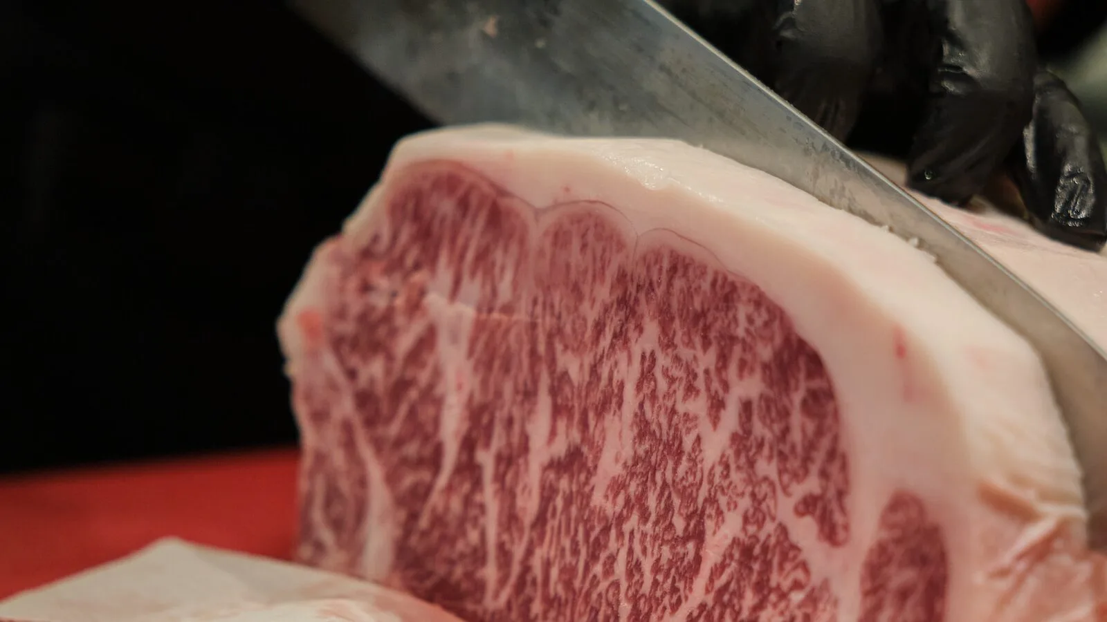 Cận cảnh khối bò Wagyu vân mỡ được thái