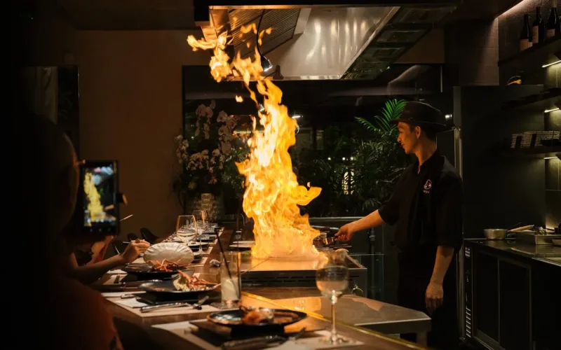 Màn nướng lửa trên bàn teppan