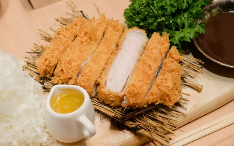 Đĩa tonkatsu cắt lát với bắp cải và nước sốt