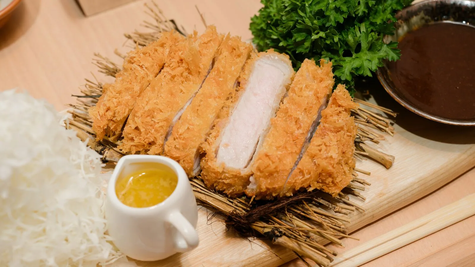 Đĩa tonkatsu cắt lát với bắp cải và nước sốt