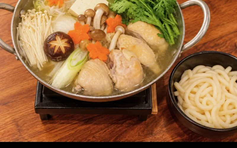 Nồi lẩu mizutaki nước trong với gà và rau