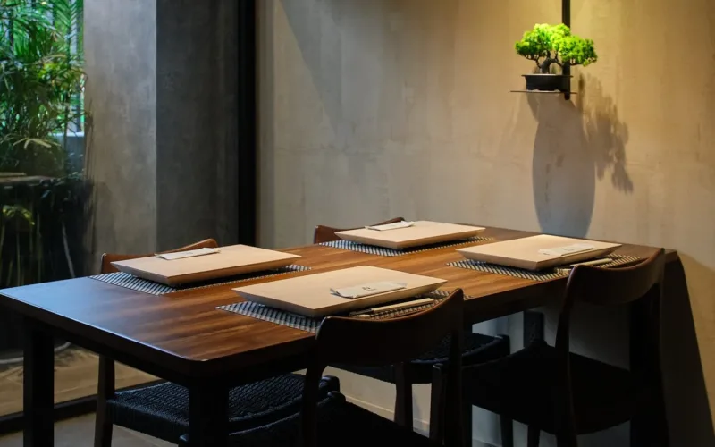 Bàn ăn Nhật đã dọn sẵn, chờ khách
