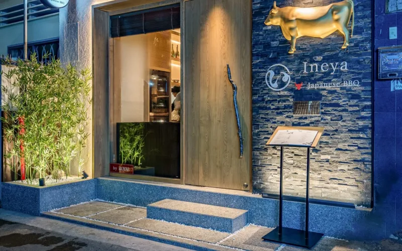 Mặt tiền nhà hàng Ineya Japanese BBQ lên đèn buổi tối